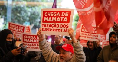 Manifestantes invadem o Itaú em protesto por taxação dos super-ricos