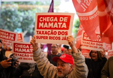 Manifestantes invadem o Itaú em protesto por taxação dos super-ricos